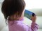 幼児にスマホを渡すと静かになるものの、集中して長時間やめる気配がないこと多い 写真:Satoshi KOHNO / PIXTA(ピクスタ)