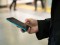 R25スマホ情報局が以前行った調査では、「歩きスマホ」経験者は81.1%。自分が加害者にならないために注意が必要だ