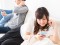 スマートフォンのLINEやメッセージアプリで、テキストを通して会話すると冷静になれ、言葉では言いづらいことも伝えられそう。夫婦ゲンカの仲直りにはちょうど良いかもしれない。写真:Ushico / PIXTA(ピクスタ)