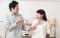 男女が入れ替わってビックリ…どうする? 写真:マハロ / PIXTA(ピクスタ)