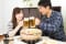 こたつで鍋、食べ過ぎ飲み過ぎには要注意 写真:polkadot/PIXTA(ピクスタ)